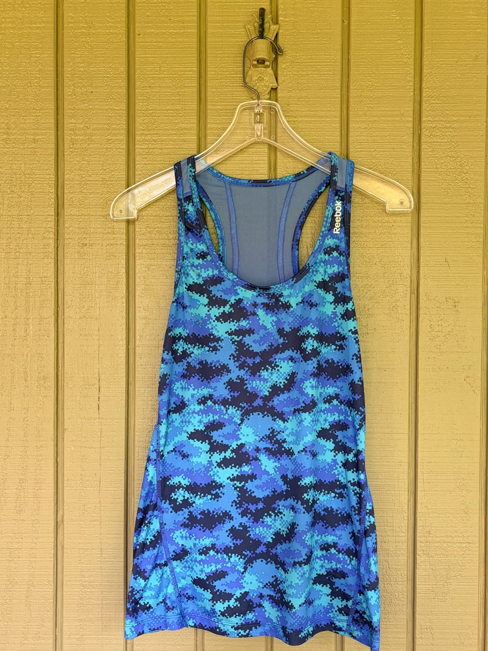 Reebok Women’s Medium Blue Digital Camo Racerback Performance Workout Tank EUC